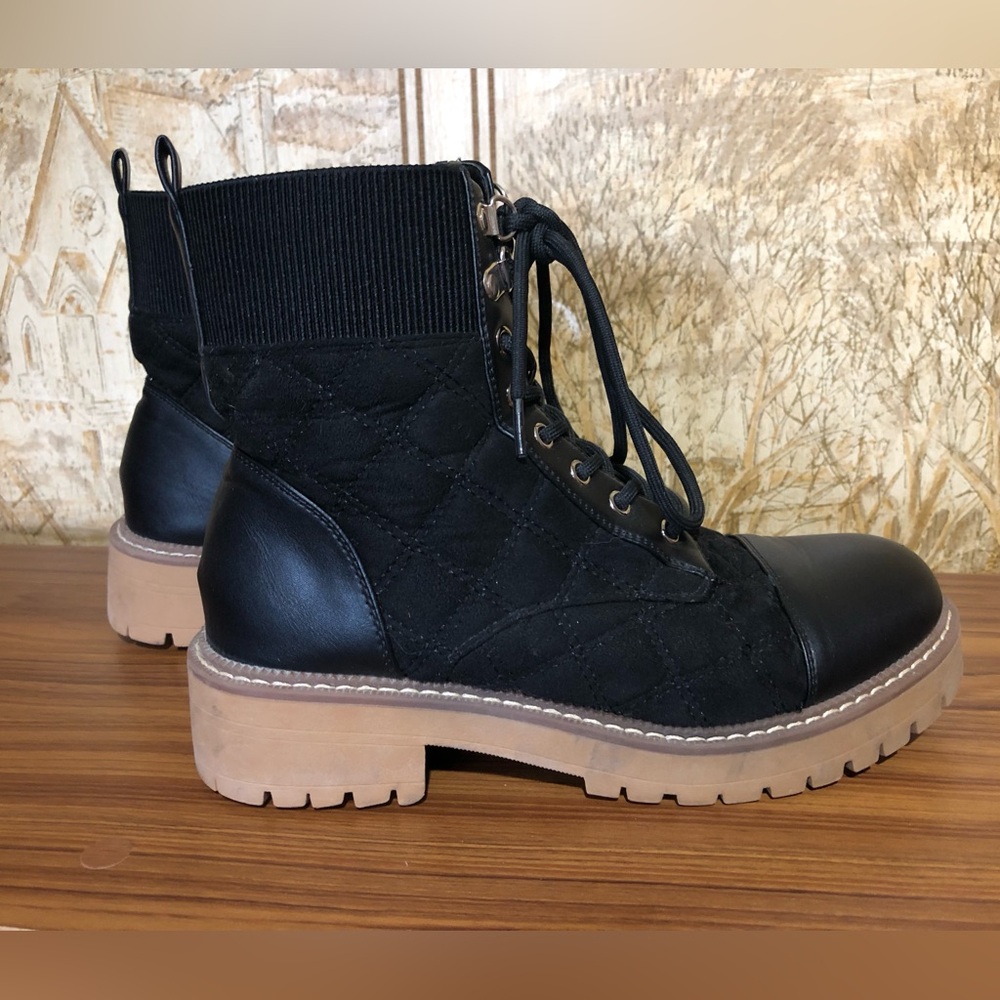 Black Quilted Ankle Boots •Lug Heel •Beige Sole •Size 8 •EUC